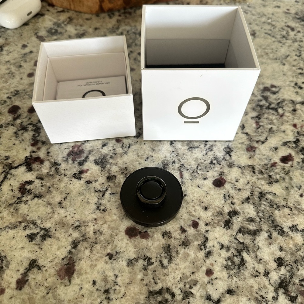 FITNESS TRACKER OURA ring in Size 7.